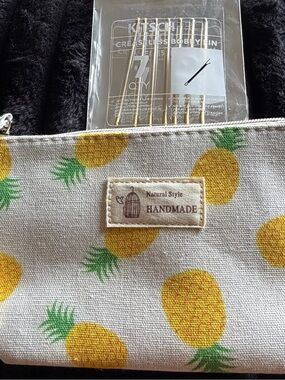 Kitsch Creaseless Bobby Pins And Pineapple Pouch